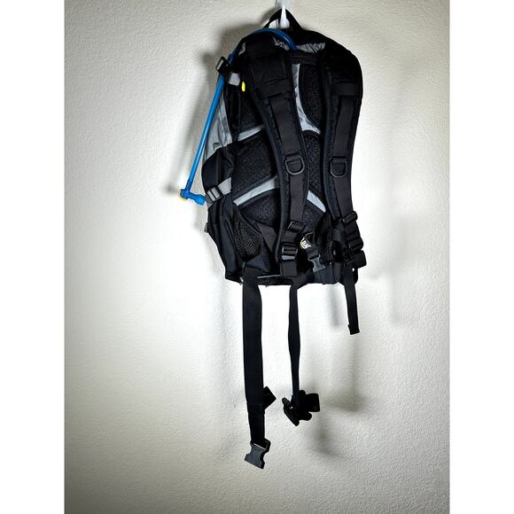 CamelBak H.A.W.G. Hydration Daypack w/ Bladder Gray/Black Waist & Chest Straps - Picture 2 of 16